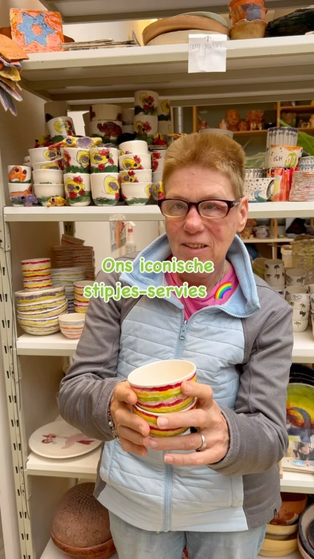 Yvon maakt al jaren ons prachtige stipjes-servies. Een echte everlasting love dus! 🌈✨

Zorgvuldig worden alle stipjes op de kopjes, schalen en kommetjes gezet en komen de mooiste kleurencombinaties voorbij 😍

Hier wil toch iedereen een kopje koffie uit drinken? ☕️

#bijzonderamsterdams #handgemaakt #handgemaakteproducten #uniekeproducten #zorgamsterdam #dagbesteding #handgemaaktservies #uniekservies