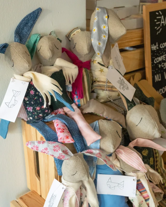 De knuffelkonijnen uit ons textielatelier zijn echte hartendieven! 🐰💘 

Kun je het ze kwalijk nemen met die schattige snoetjes? 🤔

De konijnen worden met de hand gemaakt van gerecyclede stoffen. De gezichtjes zijn van linnen met handgeborduurde oogjes 🪡

✨  De ene is gemaakt met een roze stof, de ander met geborduurde buik, en weer een ander met een sjaal.

Ze zijn verkrijgbaar in onze winkel & er zijn ook een aantal varianten te bestellen via onze webshop!

😍 Elk konijn is uniek, té schattig toch? 

Let op: de konijnen vliegen onze winkel uit, dus we kunnen niet garanderen dat ze altijd op voorraad zijn. Wil je het zeker weten? Stuur ons dan even een berichtje!

#bijzonderamsterdams #handgemaakt #handgemaakteproducten #uniekeproducten #zorgamsterdam #dagbesteding #cordaan #sociaalamsterdam
