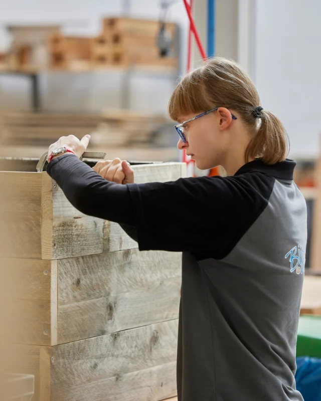 Onze grootste producten worden zonder twijfel op de houtwerkplaats gemaakt 🤩

Van one-of-a-kind tafels tot opbergkistjes en van roomdividers tot stoelen. Hier weten de makers alles te creëren. 

👉🏼 Ook onze winkel staat vol met meubels van de houtwerkplaats. Kom je een keer langs om ze te bekijken?

#handgemaakteproducten #handmadeinamsterdam #zorgamsterdam #cordaan #ambacht #mvo #sociaalondernemen #sociaalwerk #duurzameproducten #uniekeproducten #uniek #meubels #houtenmeubels